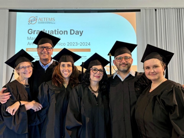 Immagine che contiene apertura, Laurea, abbigliamento accademico, Abito accademicoIl contenuto generato dall'IA potrebbe non essere corretto.