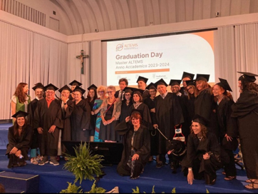 Immagine che contiene vestiti, persona, apertura, uomoIl contenuto generato dall'IA potrebbe non essere corretto.